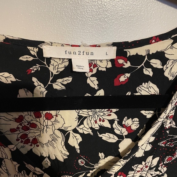 Fun2fun Maley pleated & flower top, women’s large, button detail on front - Picture 3 of 4